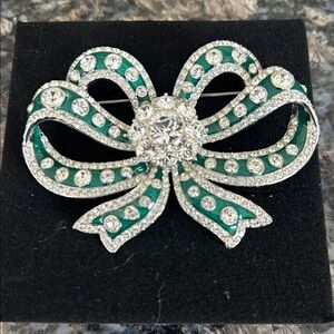 JOAN RIVERS VINTAGE SILVER GREEN ENSMEK & RHINESTONE LG FOUBLE BOW BROOCH